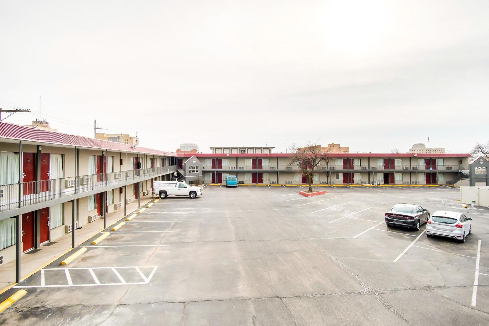Oyo Hotel Hutchinson West 4Th Ave Exterior foto